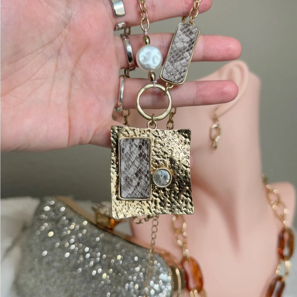 ⚜️❤️‍🔥 Elegant Gold Necklace With Accents